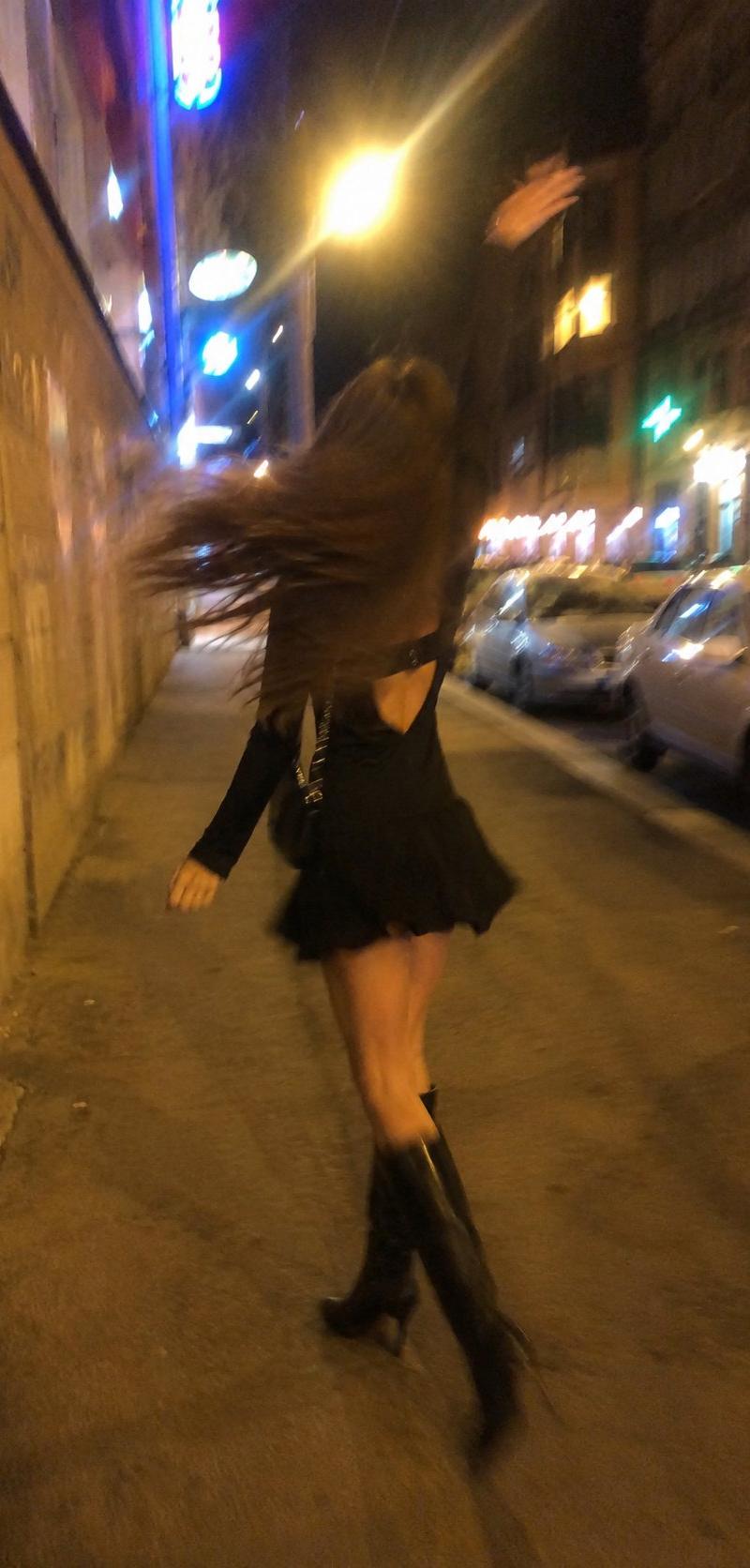 街头夜生活动态模糊美女摄影