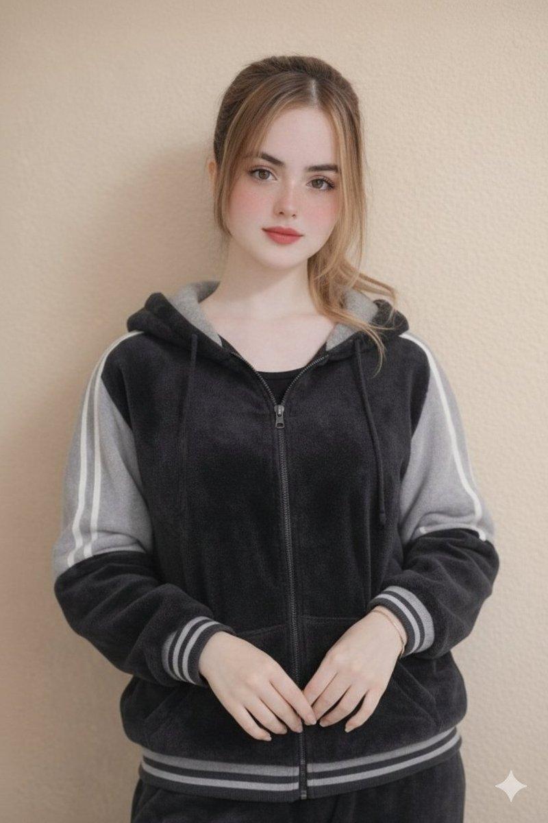 丝绒运动服下的纯真少女肖像