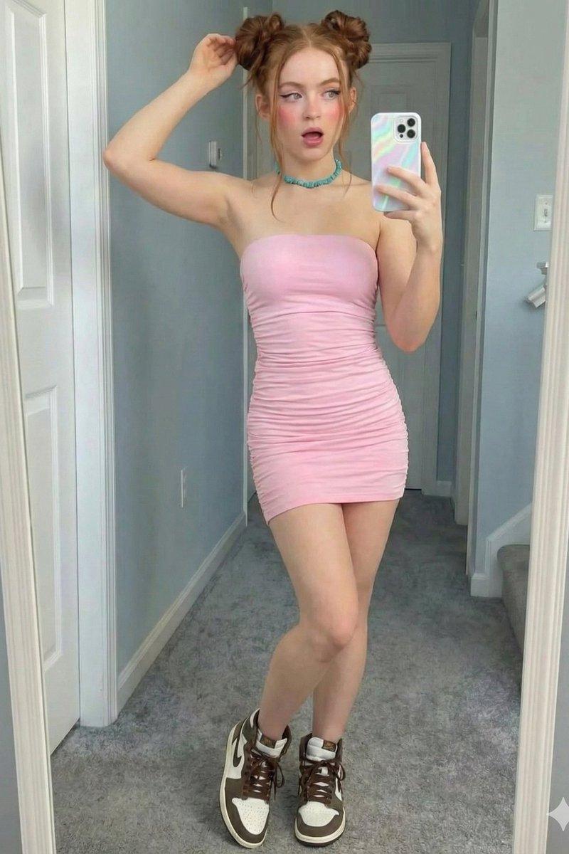 艳丽红发双丸子头少女粉裙对镜自拍