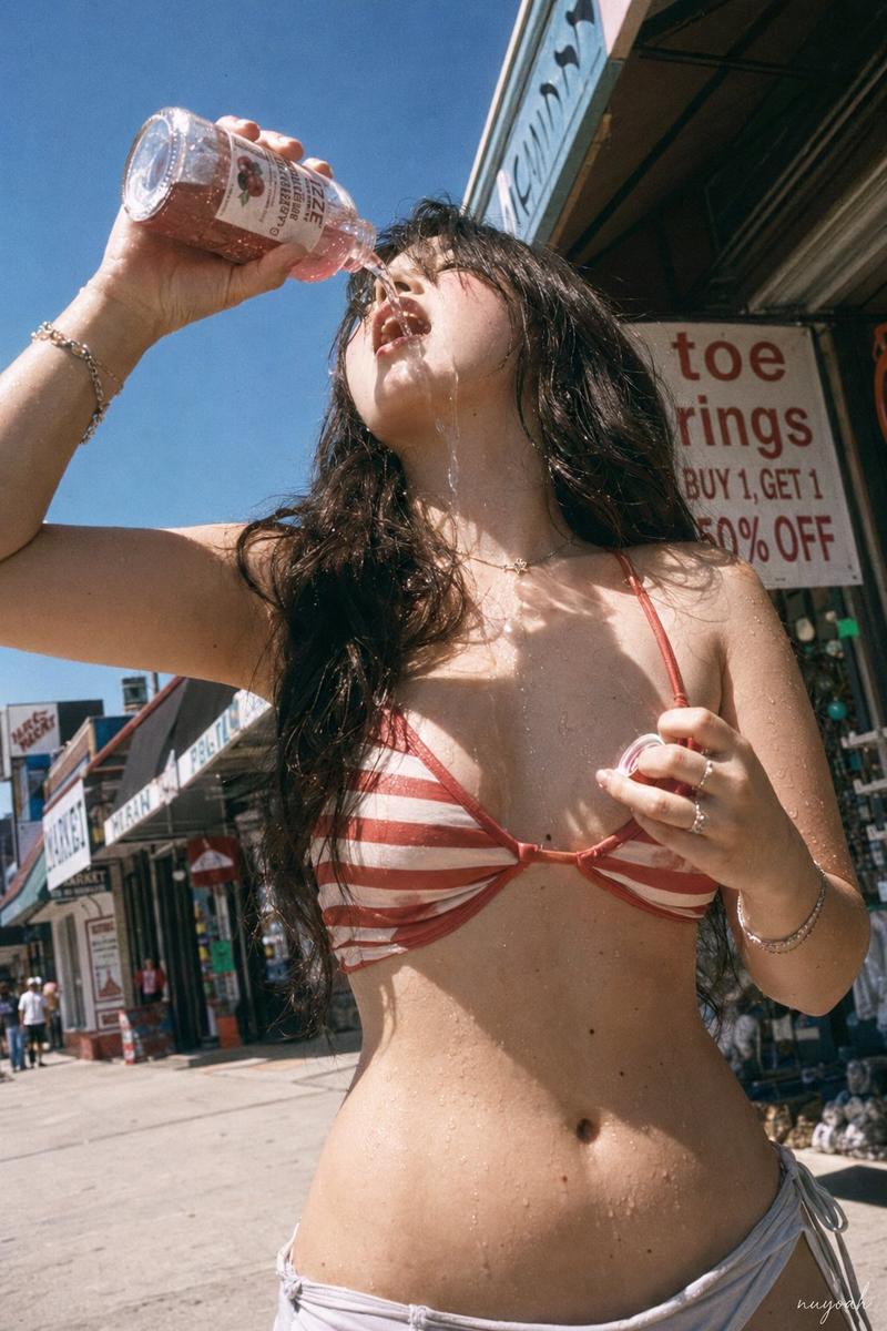 复古美式西海岸街头胶片风少女饮水快照