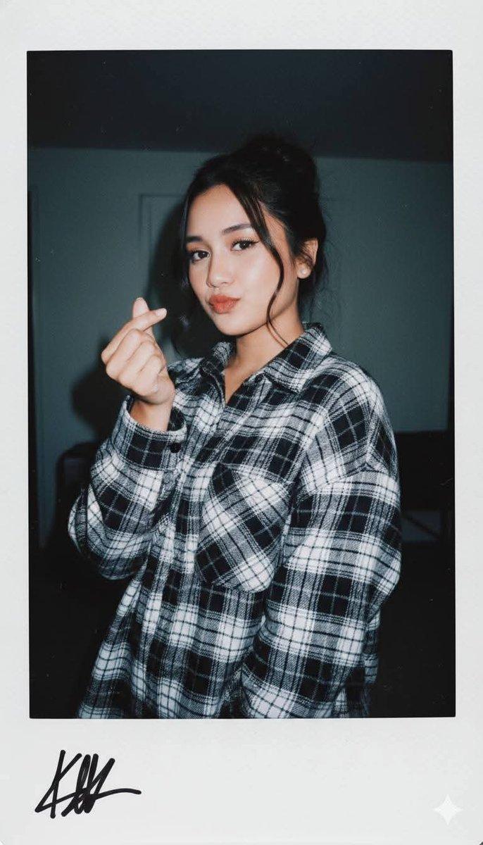 复古胶片感下的黑白格纹少女半心手势写真
