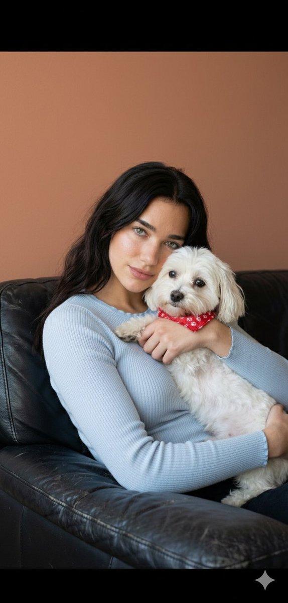 温暖窗光下少女怀抱白犬的超写实人像