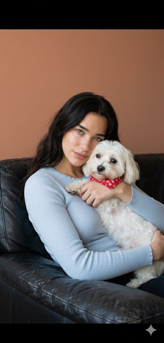 温暖窗光下少女怀抱白犬的超写实人像