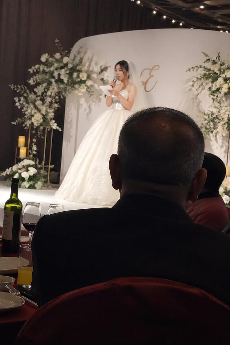 婚礼舞台新娘致辞父亲背影
