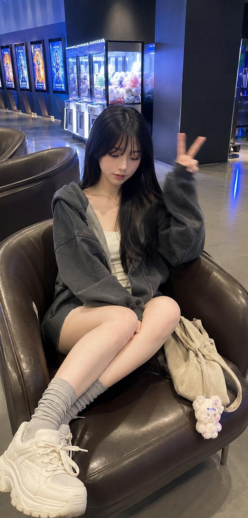 影院大堂休息的东亚年轻女性人像