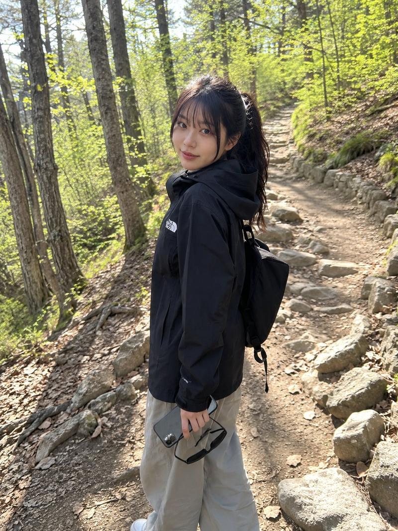 户外徒步日本年轻女性手机真实抓拍