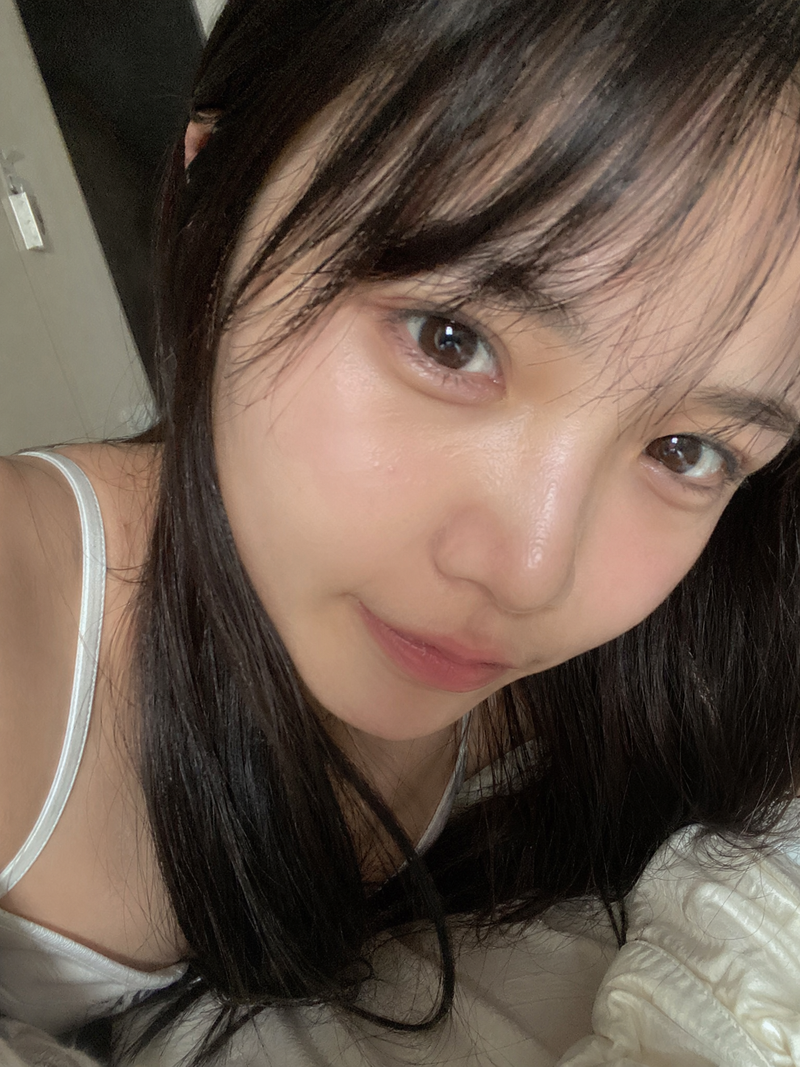 photorealistic Japanese female influencer in her early 20s, natural everyday bea
