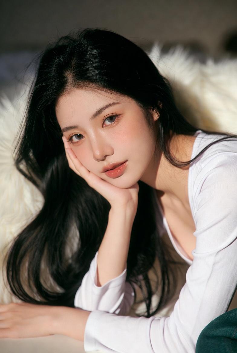 { "subject": { "description": "A young Asian woman with long straight black hair