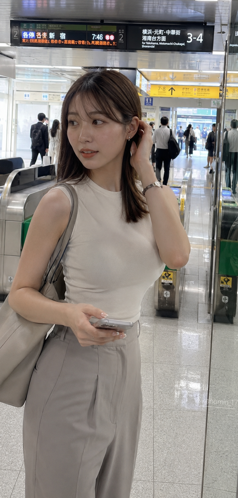 { "direction": "リアルなSNS投稿風のスマホ縦写真。24歳の架空の日本人成人女性が、平日の朝に出勤途中の駅構内で、友人または同僚に自然に撮られた