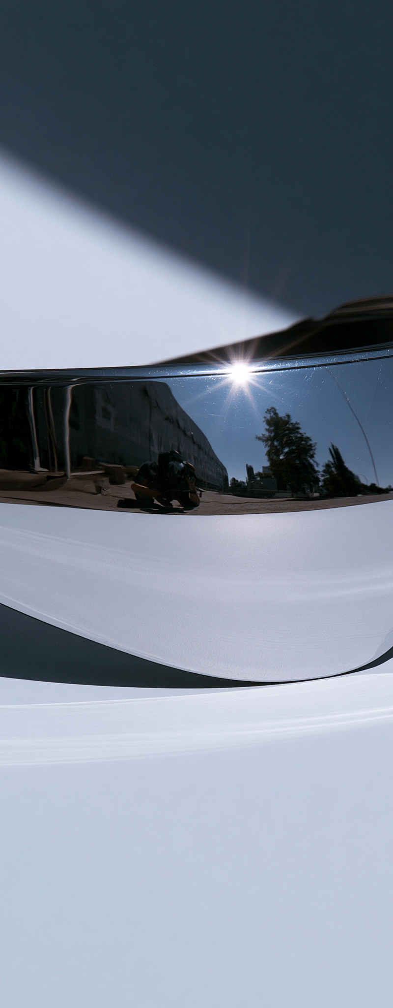 Futuristic thin mirror-like rounded VR visor --profile oudsbf9 --stylize 50 --hd