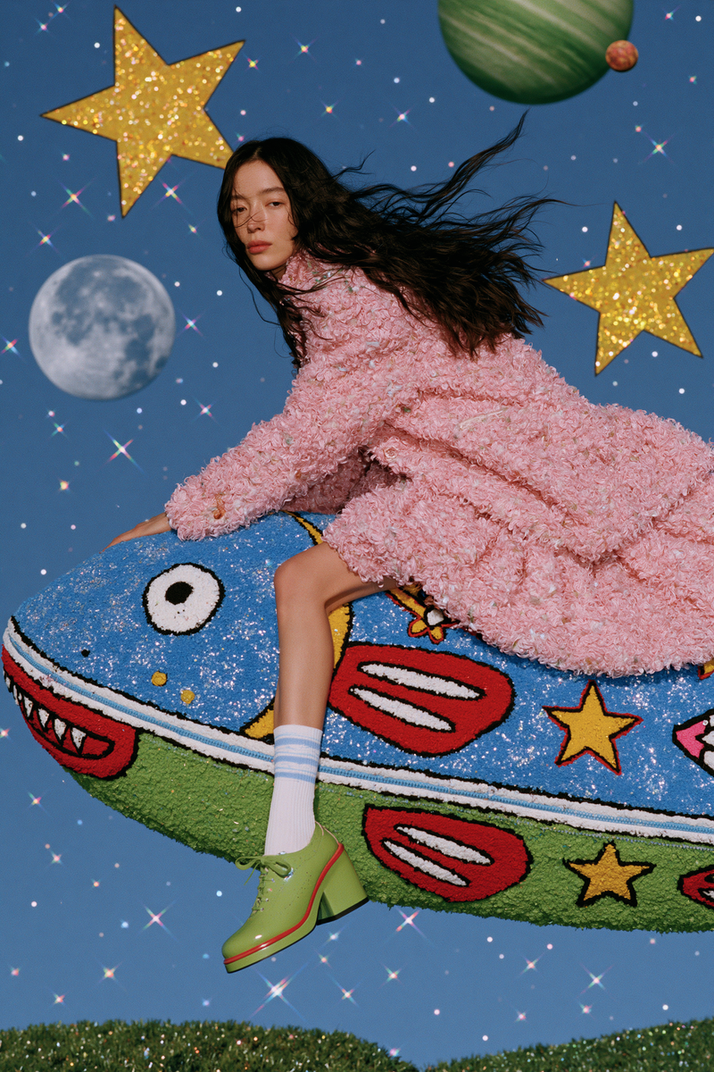 하늘이 떠다니는 물고기 A high tech high-fashion editorial photograph of a woman robot flyi