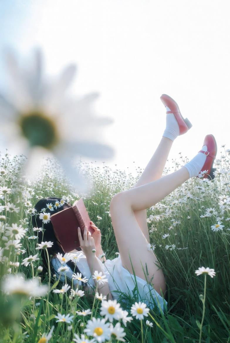 A realistic photograph with a strong dreamy summer atmosphere, 9:16 vertical com