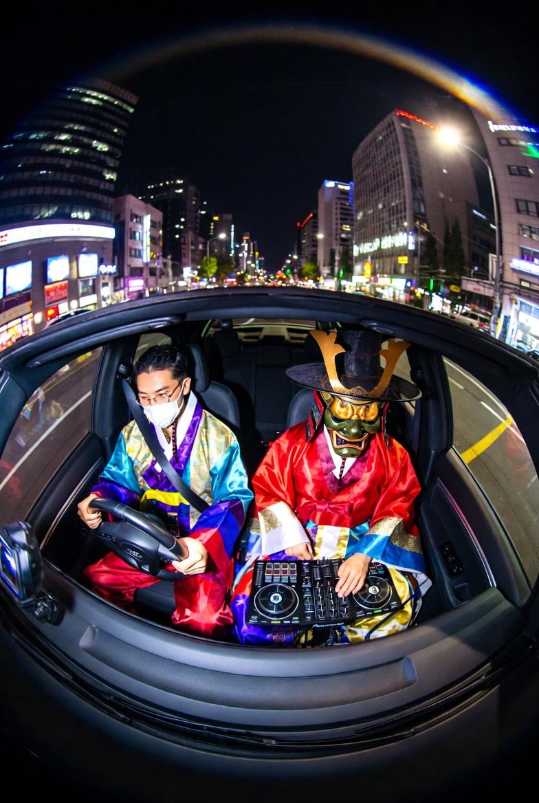 ultra wide-angle lens, fisheye lens, inside a car, camera on the dashboard facin