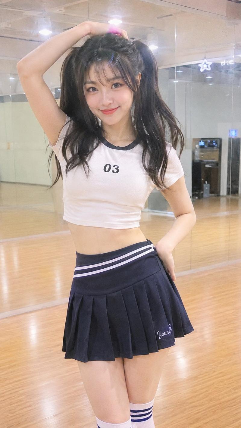 又是元气满满的一天 「柔光CCD风」×「女团元气写真」这类图，把那种“练习生日常抓拍感”写出来了。 这张 GPT Image 2 值得参考的是青...