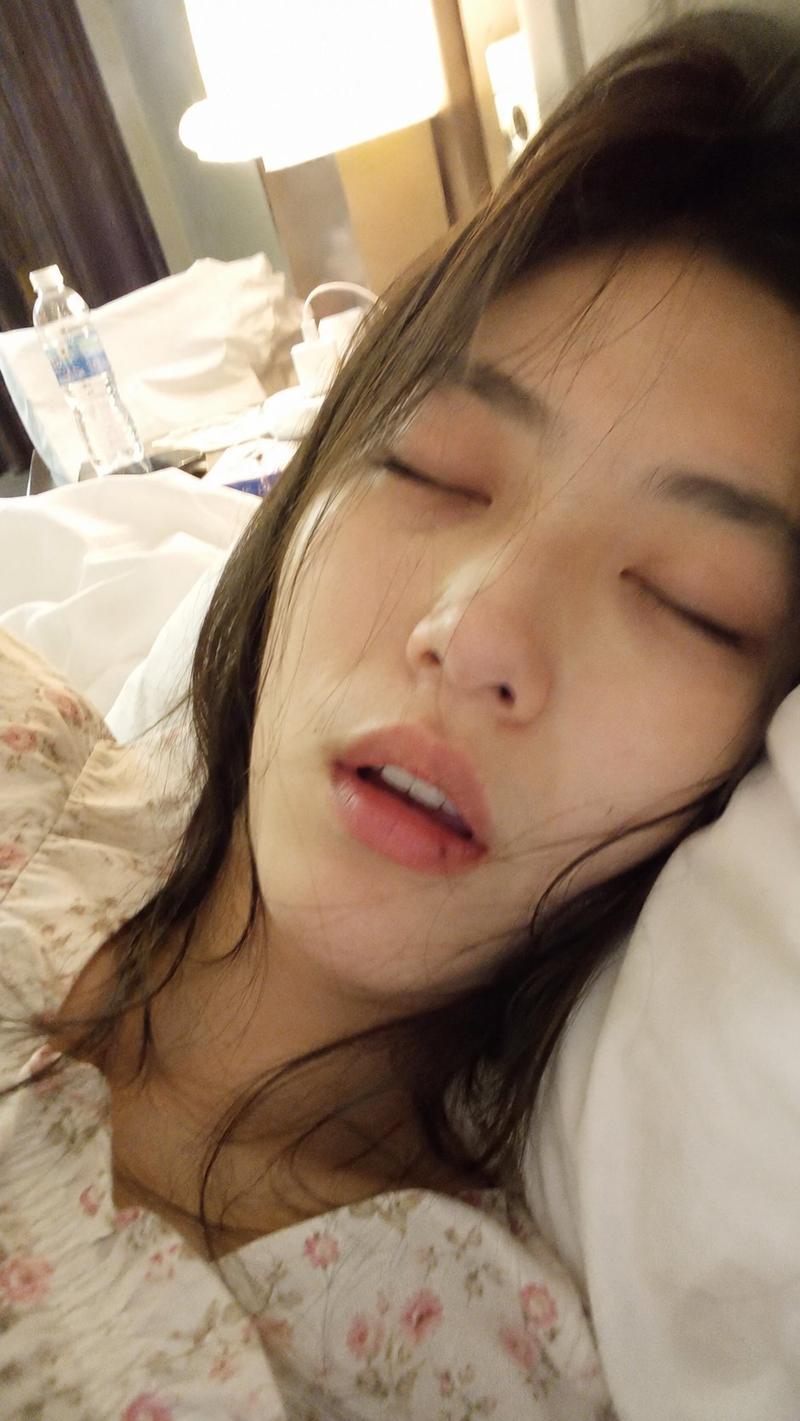 风格:超逼真的旧手机抓拍轻微模糊失焦快照,2000年左右镜头低清dv颗粒感画质质感,9:16。