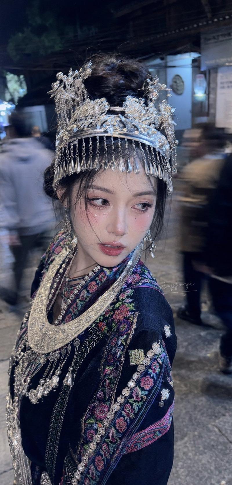 GPT-image2在实际人像写真应用过程中, 诸如左侧写实人像如果加入几个艺术类写真常用关键词、例如梦幻、梦核、朦胧梦幻等等艺术加工类关键词;...