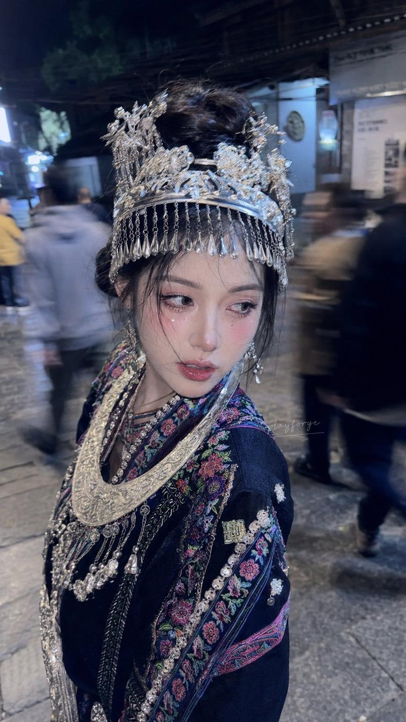GPT-image2在实际人像写真应用过程中, 诸如左侧写实人像如果加入几个艺术类写真常用关键词、例如梦幻、梦核、朦胧梦幻等等艺术加工类关键词;...
