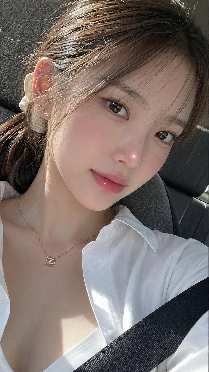 一位年轻韩国女性的惊艳超写实极近距离自拍照，她拥有自然柔和、平衡的面部特征和优雅的女性气质。她的肤色格外清透光亮，呈现出健康的水润玻璃肌肤，带有...