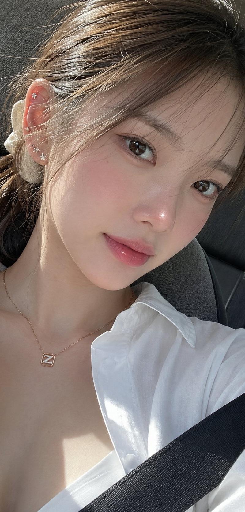 一位年轻韩国女性的惊艳超写实极近距离自拍照,她拥有自然柔和、平衡的面部特征和优雅的女性气质。她的肤色格外清透光亮,呈现出健康的水润玻璃肌肤,带有...