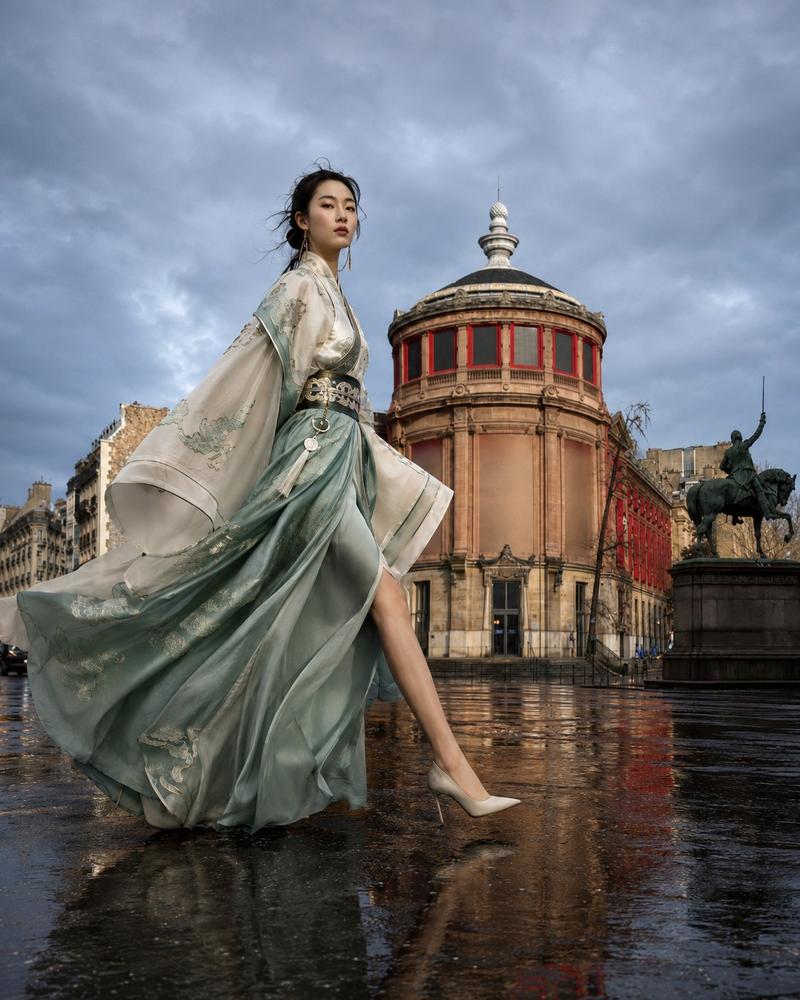 GPT Image 2 on ChatGPT Prompt 一位20多岁的东亚成年女性,高级时装模特比例,修长身材,长腿,窄腰,挺直肩颈,鹅蛋脸...