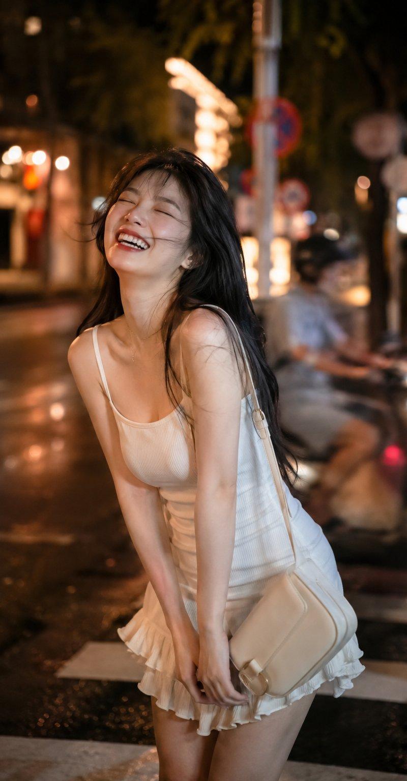 一位美丽的年轻东亚女性站在夜晚热闹的街道上，身穿合身的白色细肩带迷你连衣裙，裙摆带有褶边，手提一个奶油色单肩包。她闭着眼睛，头微微后仰，身体前倾...