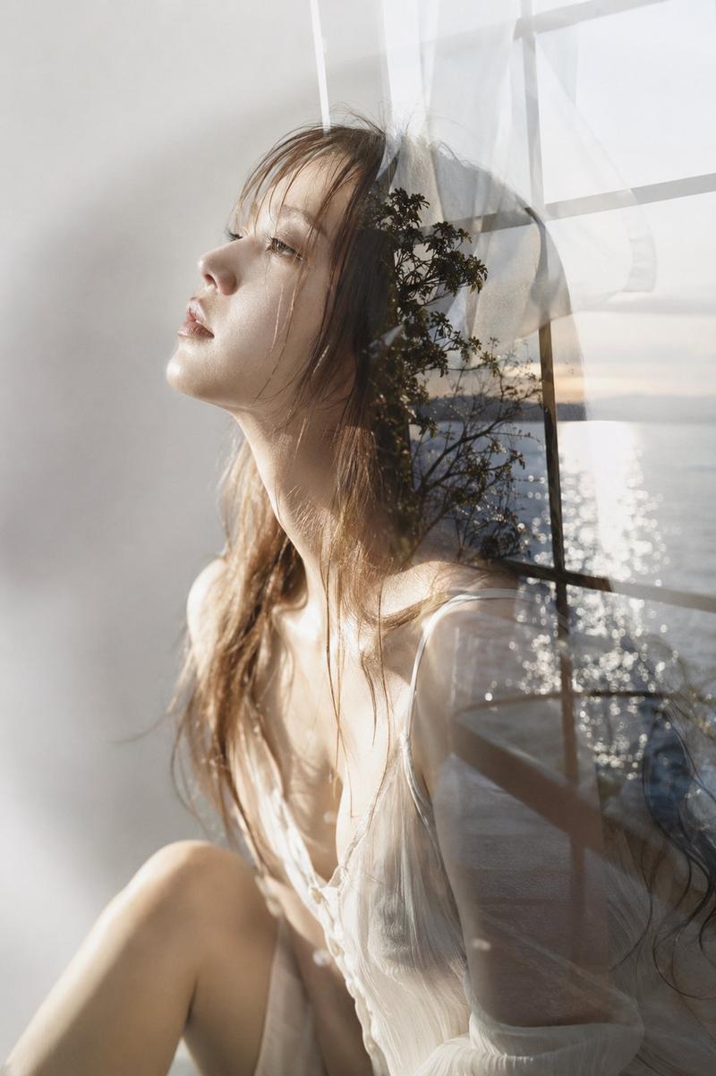 窗户上叠加的海景与枝影，脸颊上映着午后的光辉。 一个景色中，两个时间在呼吸。 #AIart #AI写真 【GPT Image2提示词】 主题：...