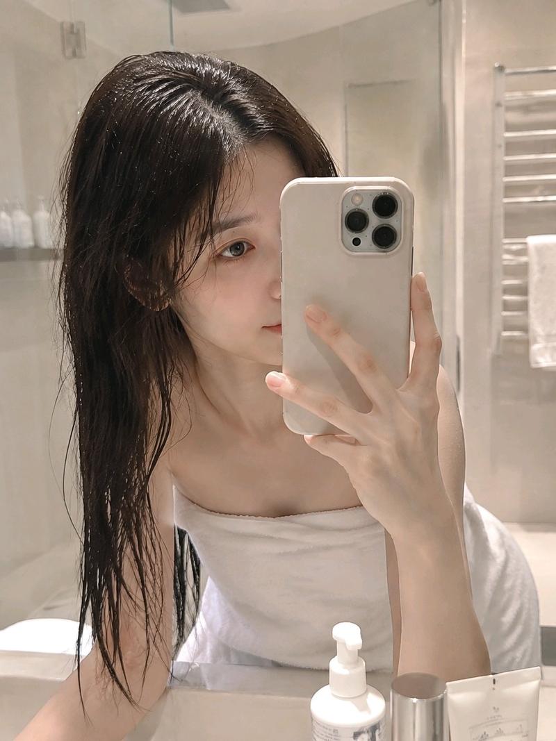接着浴室洗手台前近距离自拍，真实感拉爆！像刚洗完澡随手拍的一张私人日常照片，头发丝都带着水，能看出AI生成的吗？ GPT inage2.0提示词...