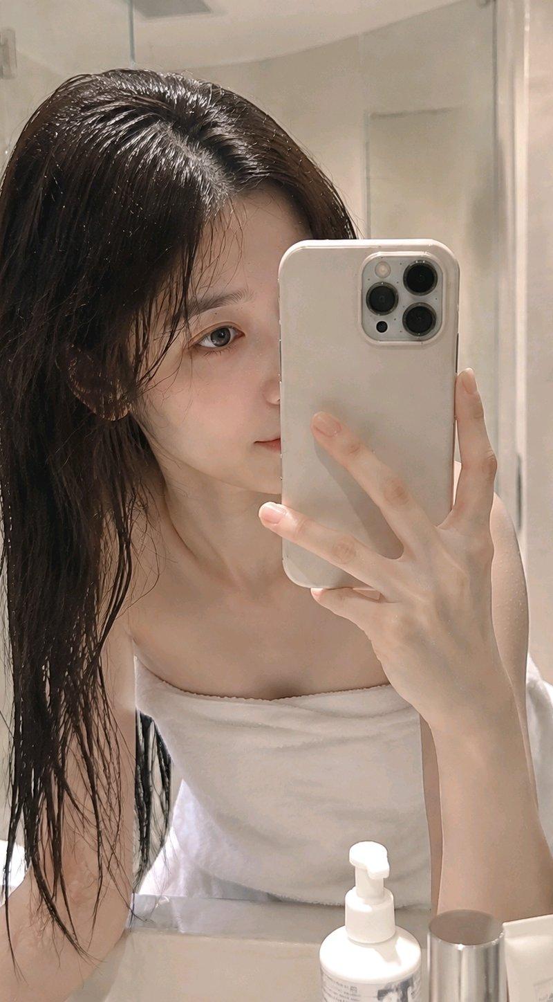 接着浴室洗手台前近距离自拍，真实感拉爆！像刚洗完澡随手拍的一张私人日常照片，头发丝都带着水，能看出AI生成的吗？ GPT inage2.0提示词...