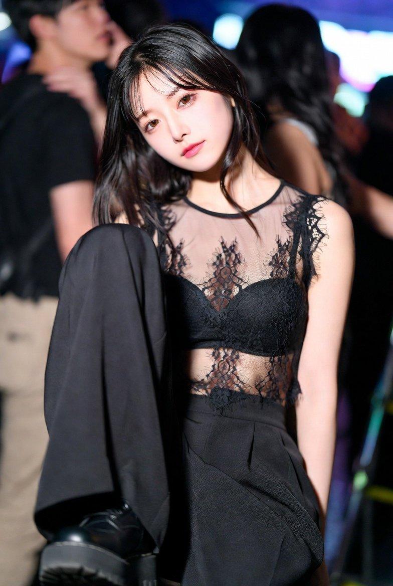 25岁日本美女的迪斯科派对造型