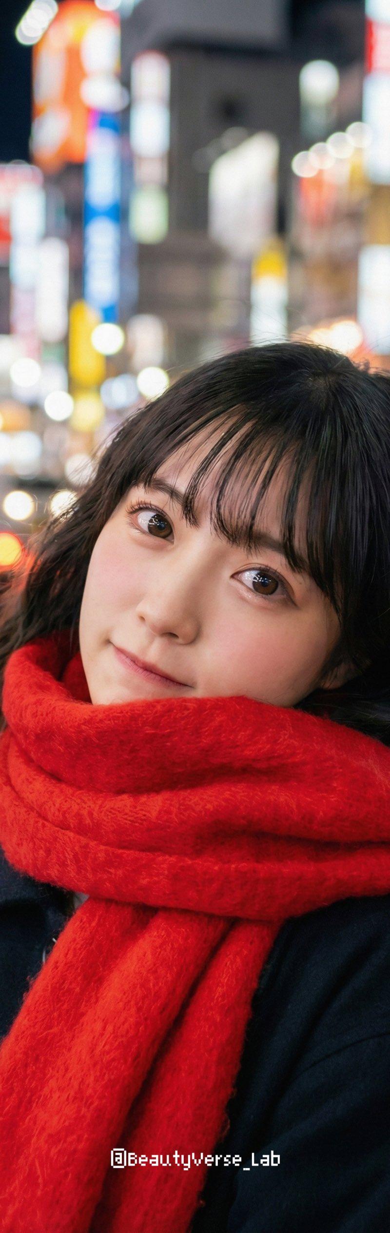 冬の夜の街角に立つ美女