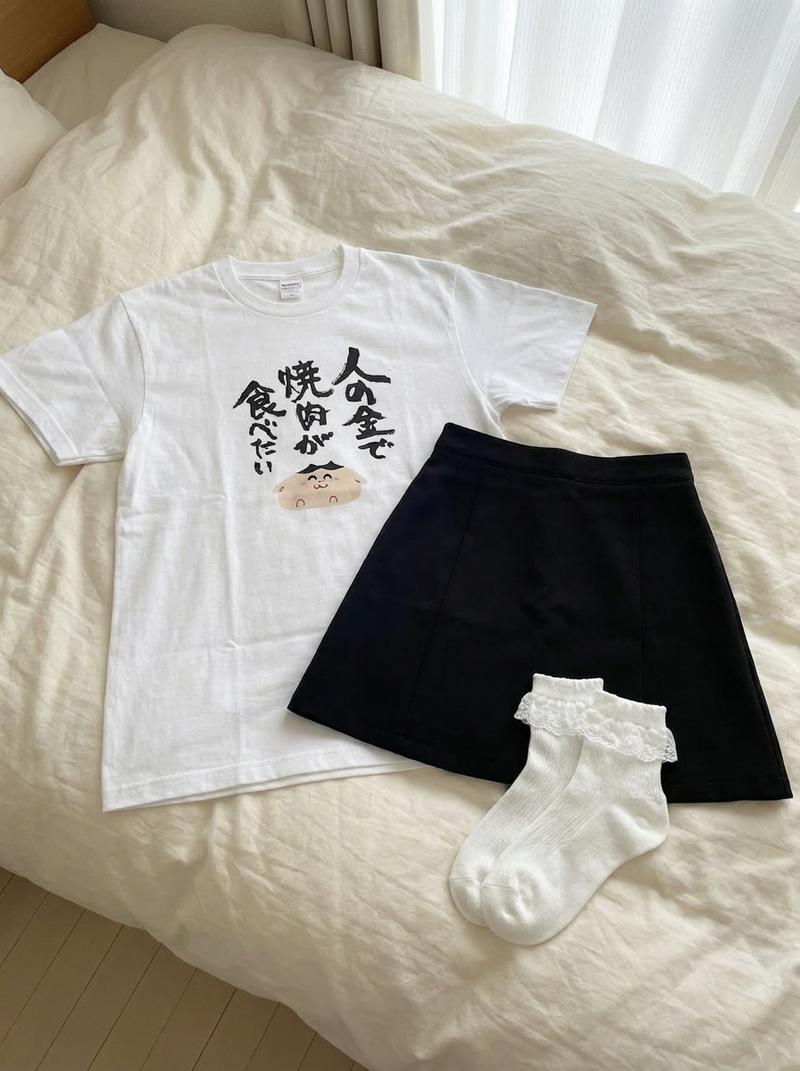 CHAO2U REAL - AI生成：床上的服装细节