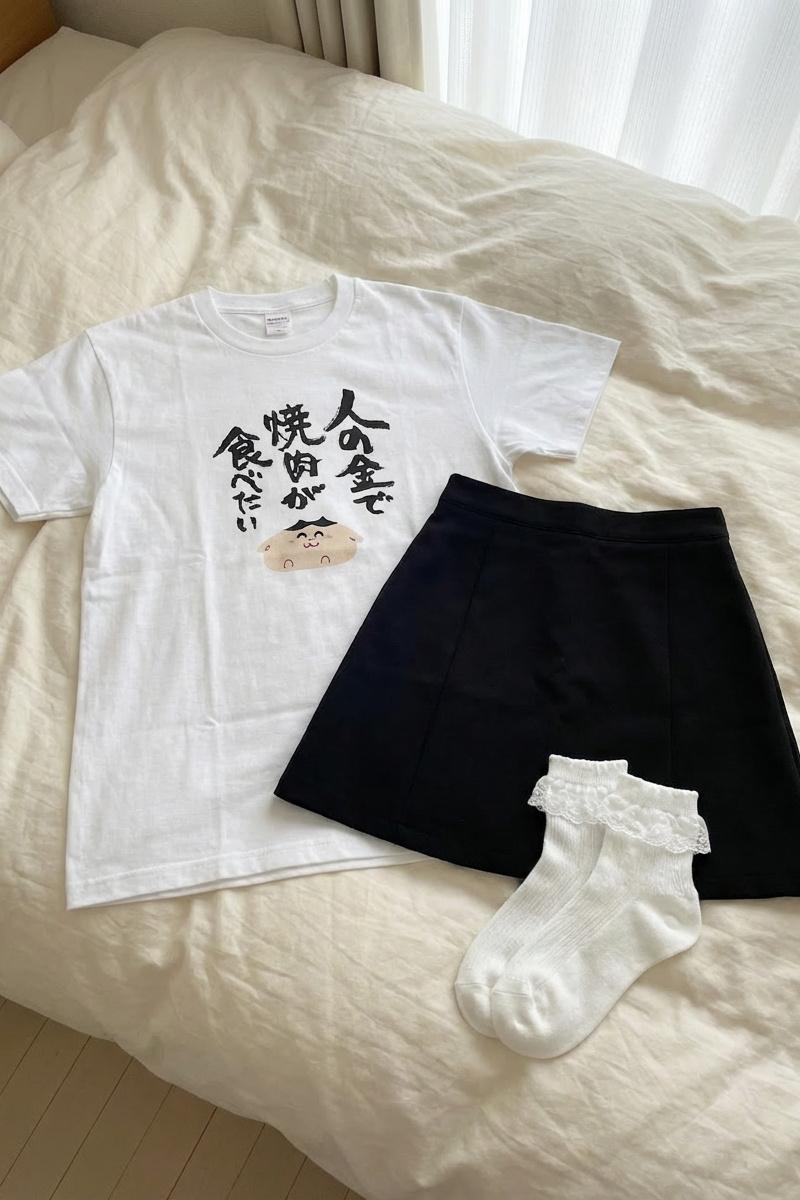 CHAO2U REAL - AI生成：床上的服装细节
