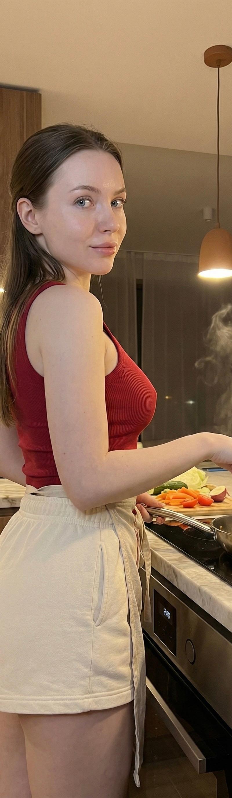 烹饪晚餐。被注视着。