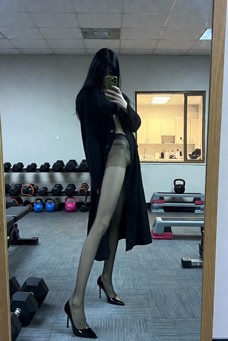 健身房镜面自拍：神秘时尚女性