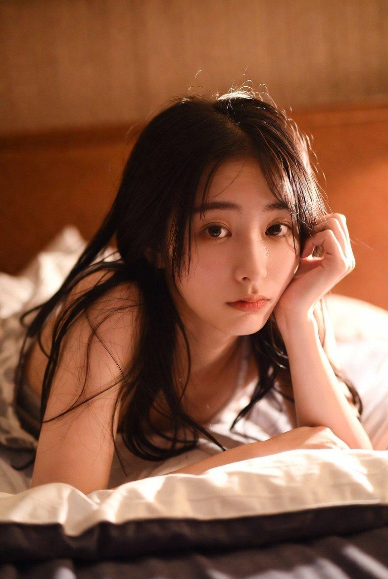日本女性在温馨卧室的床上的放松姿态