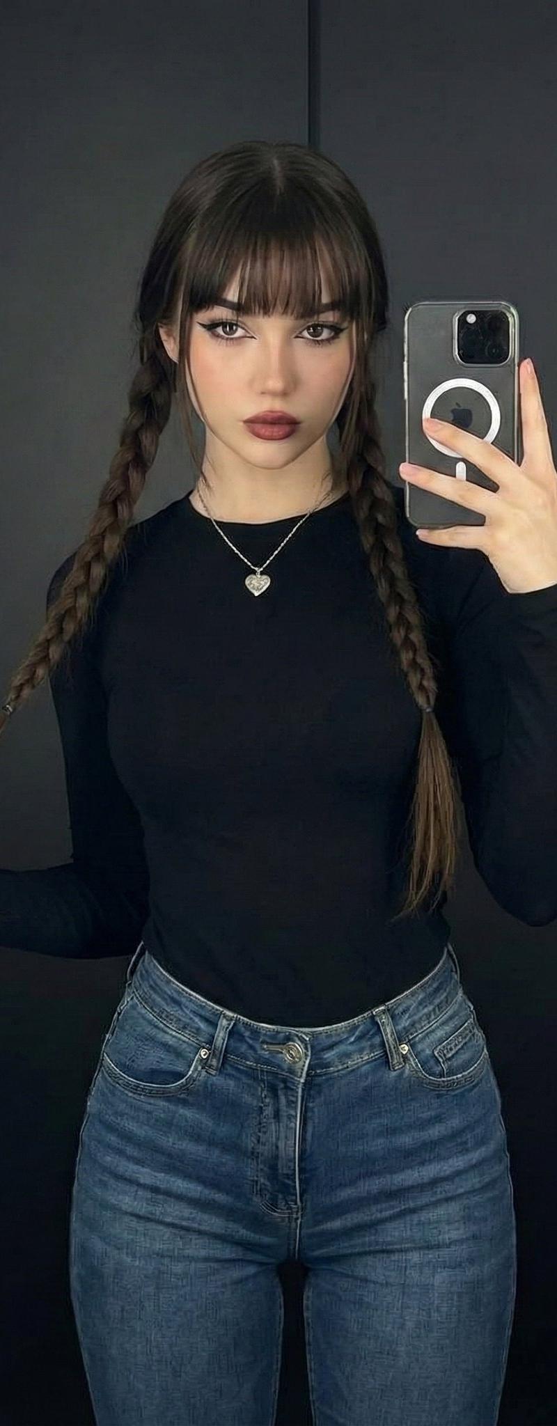 现代自拍风格的全长女性肖像