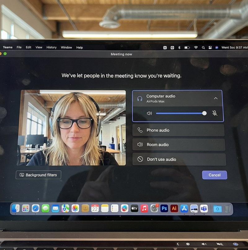 现代办公场景下女性使用MacBook屏幕拍摄