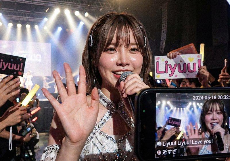 纳米香蕉Pro：Liyuu演唱会现场粉丝高清镜头