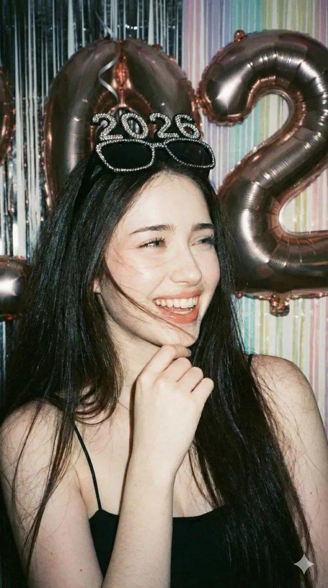 Petra Collins风格的可拍摄相机灵感肖像