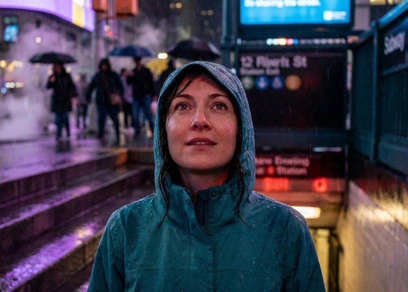 地铁出口霓虹雨中的女性肖像