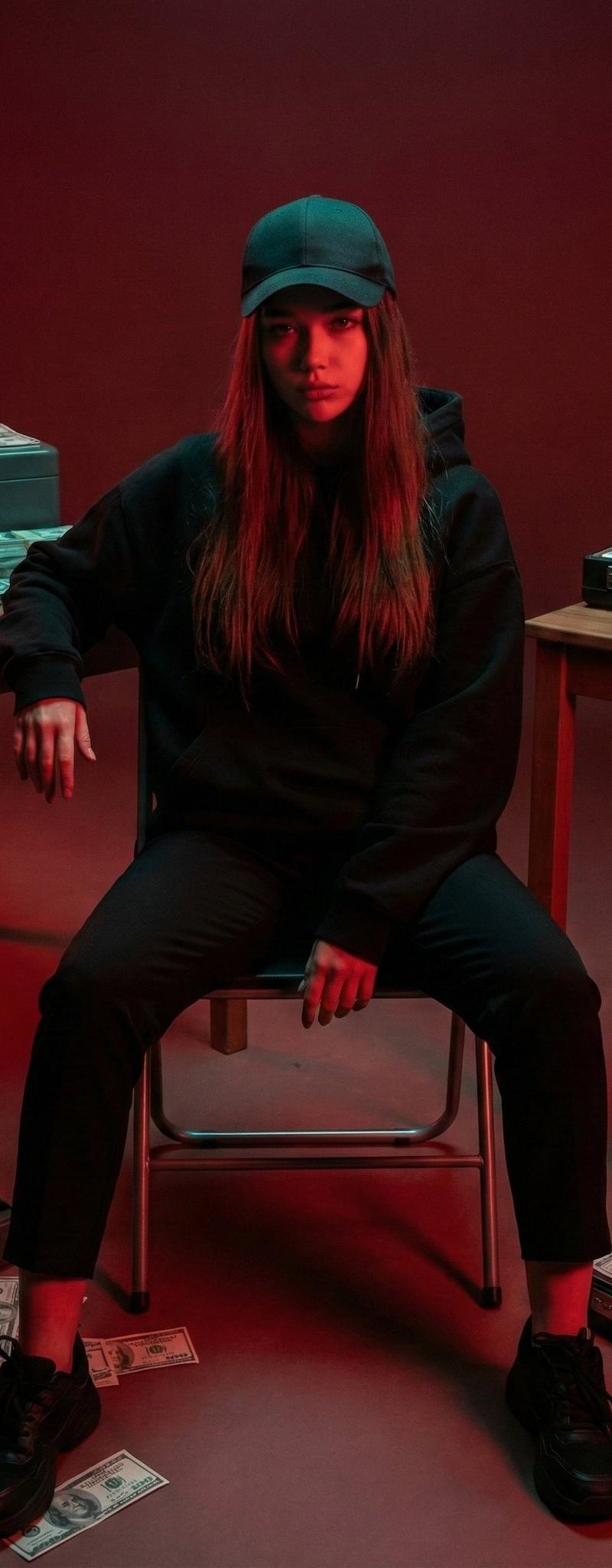 红光闪耀的现金房间中的女性肖像