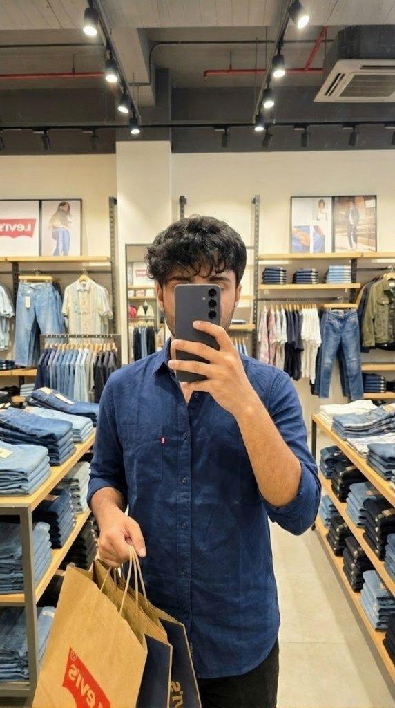 在Levi's购物:用三星S25 Plus手机自拍