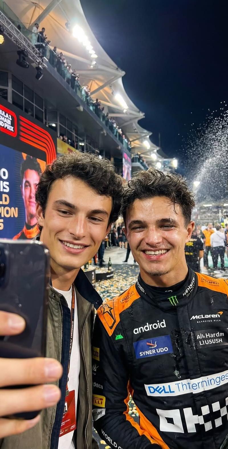 与2025年F1冠军兰多·诺里斯的超现实自拍🏆📸