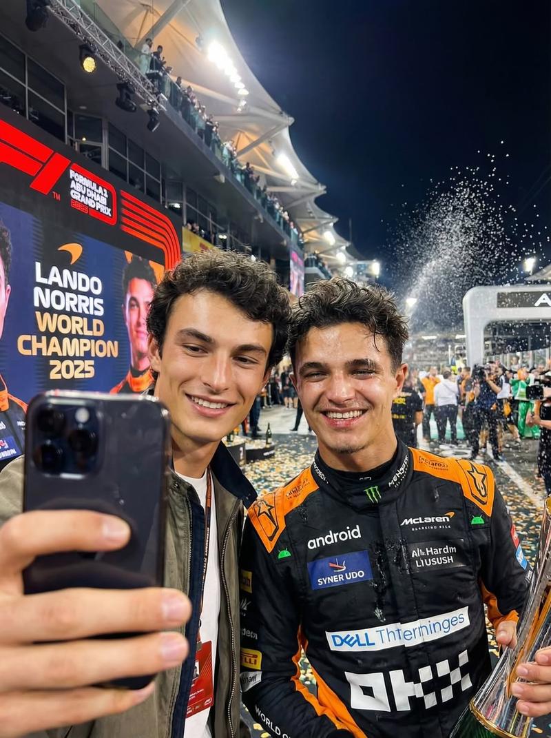 与2025年F1冠军兰多·诺里斯的超现实自拍🏆📸