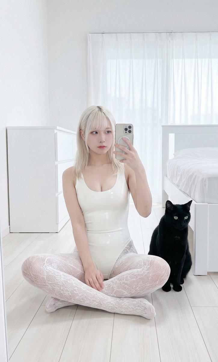 日本年轻女性与黑猫