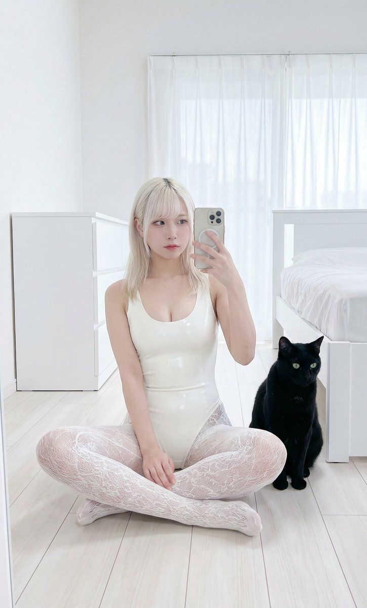 日本年轻女性与黑猫