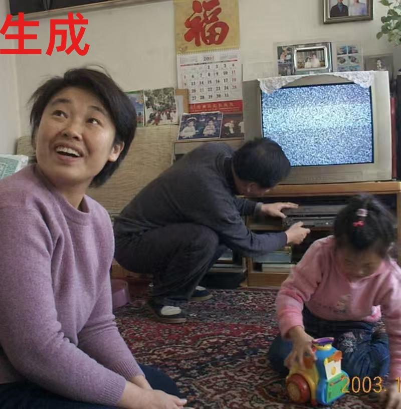 怀旧 2003 年家庭客厅照片