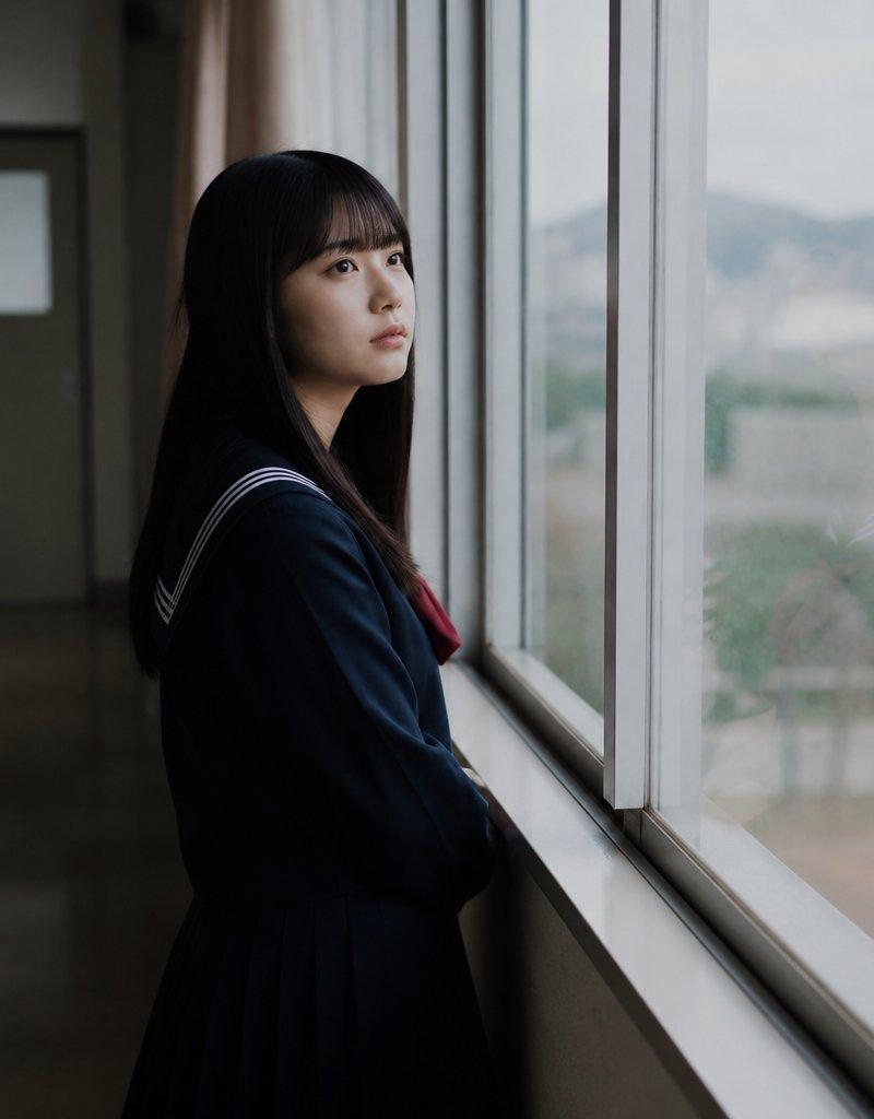 窗边的匿名女学生