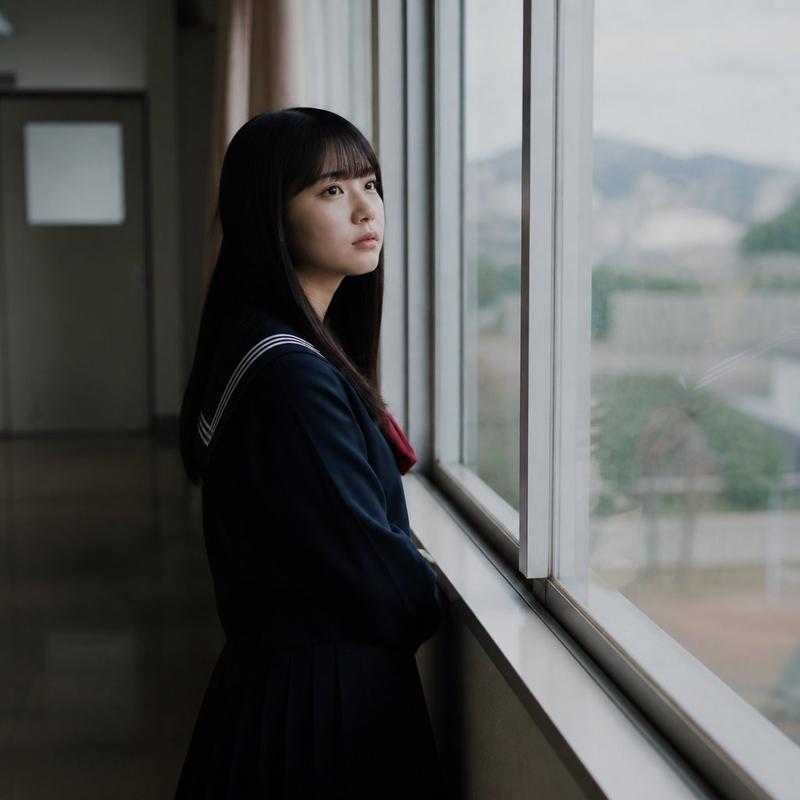窗边的匿名女学生