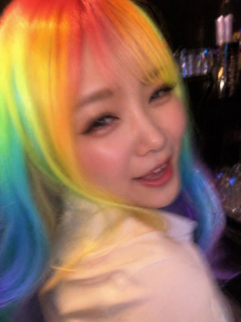 尴尬模糊的夜店彩虹发色抓拍